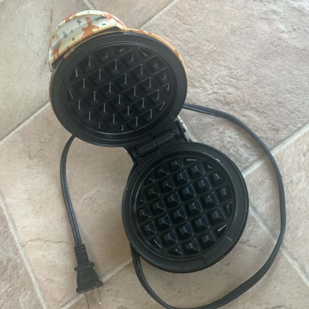 Dash mini Waffle maker in Gingerbread - Picture 2 of 3